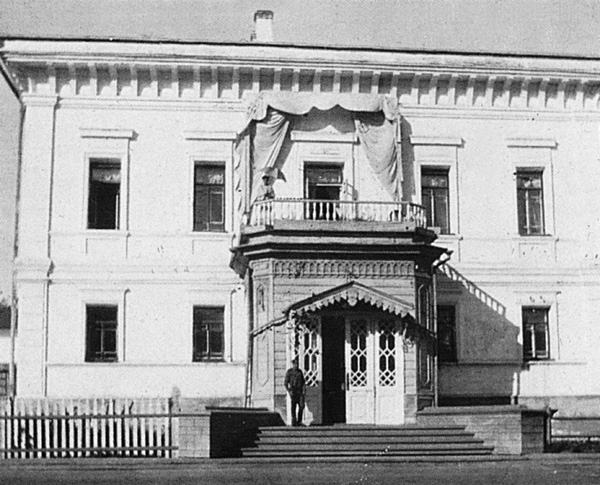 15. Фасад бывш. губ. дома. На балконе - В.К. Татьяна Николаевна.jpg